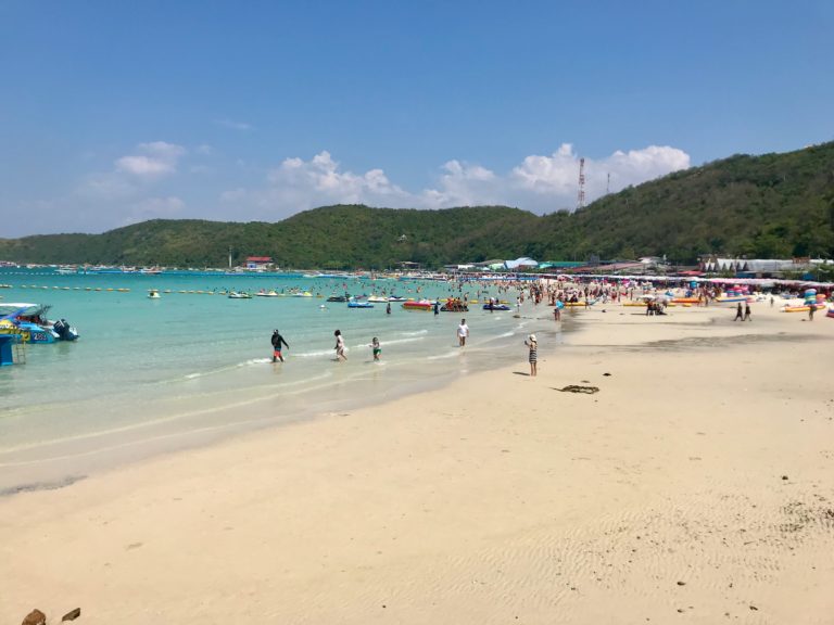 Vue panoramique de la plage bondée de Koh Larn