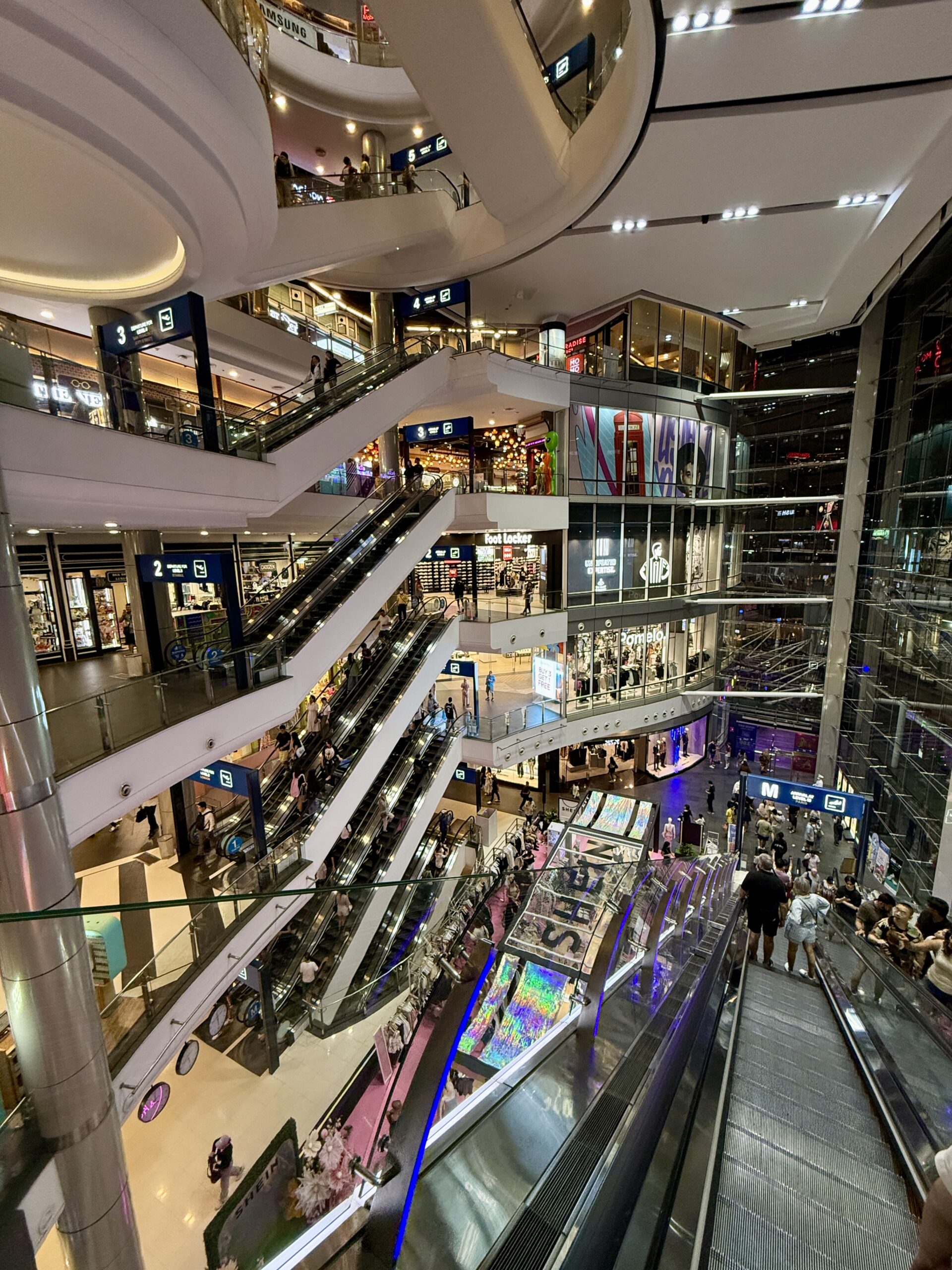 Terminal 21 à Bangkok, un centre commercial unique où chaque étage représente une ville du monde, offrant une expérience de shopping immersive en Thaïlande.