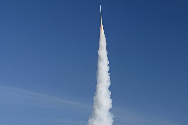 Fusée artisanale traversant le ciel bleu lors du festival Bun Bang Fai en Thaïlande