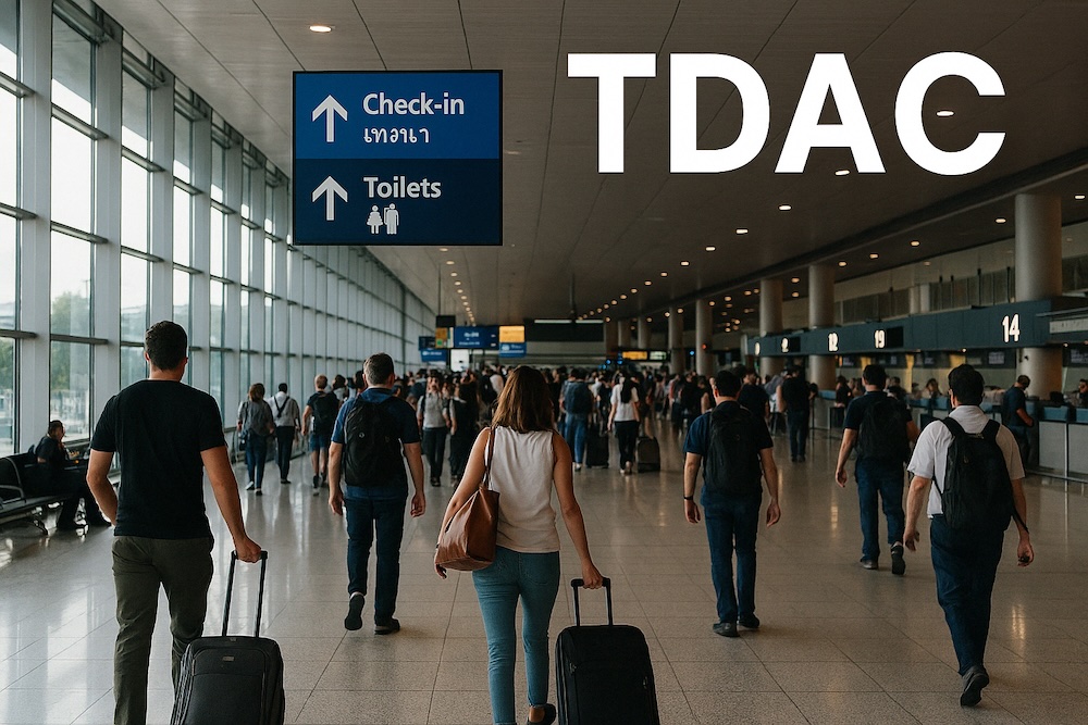 Passagers dans un aéroport international avec le texte TDAC en haut à droite, illustrant la nouvelle carte d’arrivée numérique Thaïlande