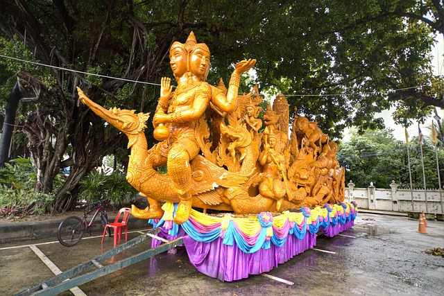 Char en cire sculpté avec des figures bouddhistes et mythologiques lors du Festival des Bougies à Ubon Ratchathani, Thaïlande