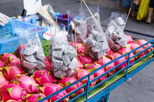 Sachet de fruit du dragon vendu sur un marché local en Thaïlande