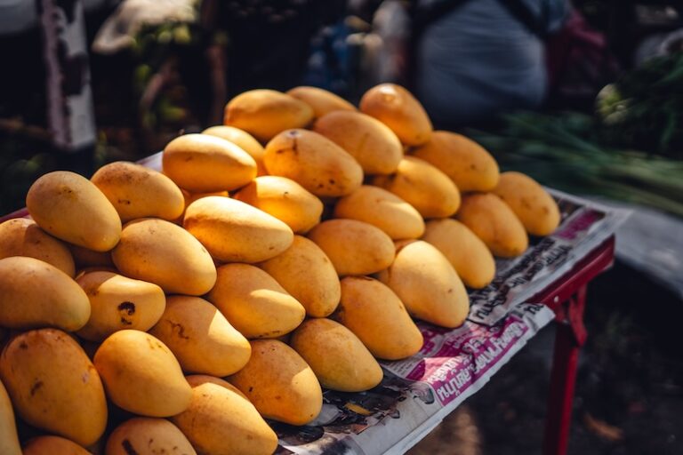 Mangue thaïlandaise fraîche vendue sur un marché traditionnel en Thaïlande