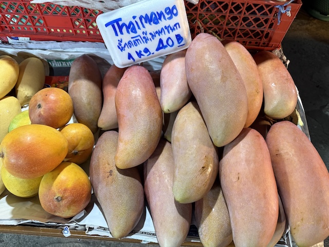 Mangues thaïlandaises empilées sur un marché local, vendues à 40 bahts le kilo