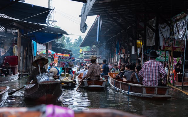 Marchés flottants en Thaïlande avec vendeurs en barques et spécialités locales
