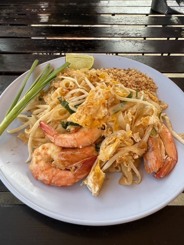 Pad Thaï spécial servi dans un stand de rue à Pratumnak, Thaïlande