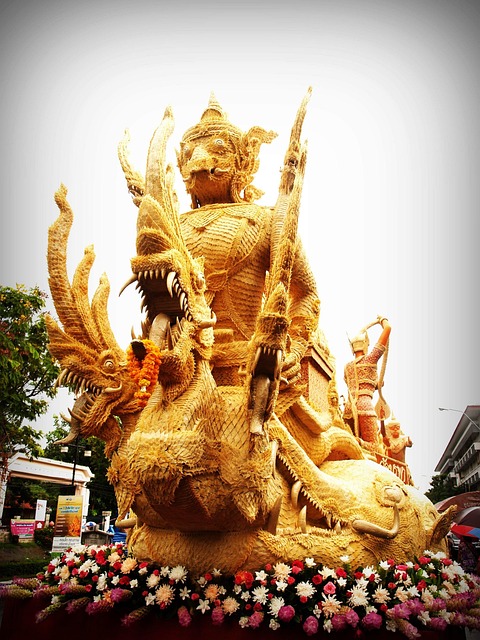 Sculpture en cire représentant des nagas et divinités pendant le Festival des Bougies d'Ubon Ratchathani, Thaïlande