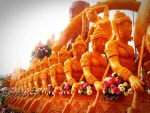 Sculpture en cire de rameurs bouddhistes au Festival des Bougies d’Ubon Ratchathani, Thaïlande