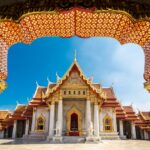Temple bouddhiste en Thaïlande avec une architecture traditionnelle