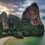 Plage tropicale de Thaïlande en été avec falaises et ciel nuageux