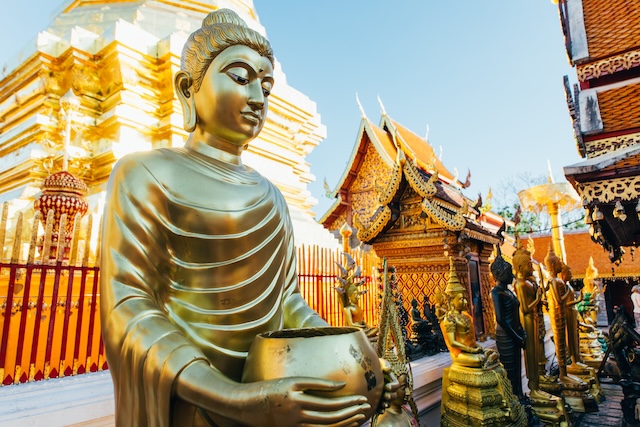 Statue de Bouddha dorée devant le chedi au temple Doi Suthep à Chiang Mai
