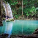 Cascade et bassin turquoise entourés de forêt tropicale au parc national d’Erawan, Kanchanaburi, Thaïlande