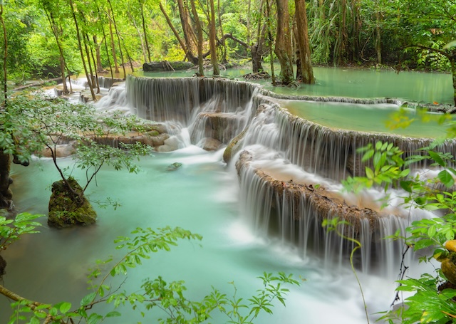 Cascades en terrasses et eau turquoise entourées de forêt tropicale au parc national d’Erawan, Kanchanaburi, Thaïlande