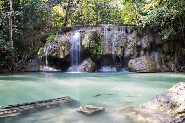 Cascade turquoise du premier niveau dans le parc national d’Erawan à Kanchanaburi, Thaïlande