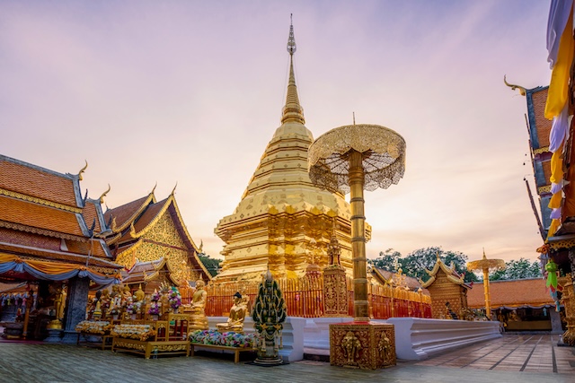 Chedi doré du Wat Phra That Doi Suthep au crépuscule à Chiang Mai