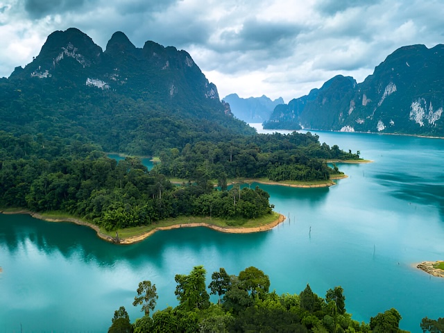 Vue panoramique du lac Cheow Lan et des formations karstiques dans le parc national de Khao Sok, Thaïlande