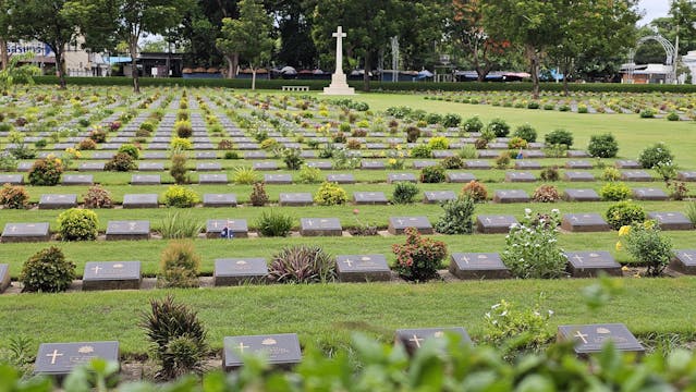 Alignement de tombes au cimetière militaire allié de Kanchanaburi, en Thaïlande