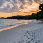 Plage de Koh Samet au coucher du soleil avec sable blanc et mer calme