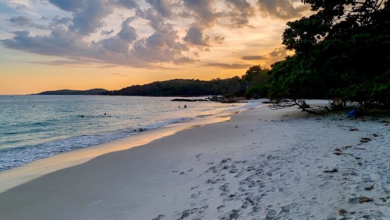 Plage de Koh Samet au coucher du soleil avec sable blanc et mer calme