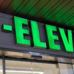 Enseigne lumineuse de 7-Eleven dans une rue de Thaïlande