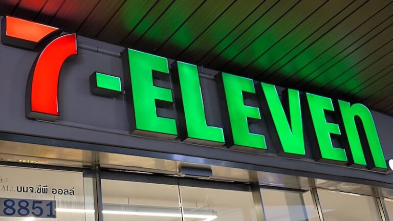 Enseigne lumineuse de 7-Eleven dans une rue de Thaïlande