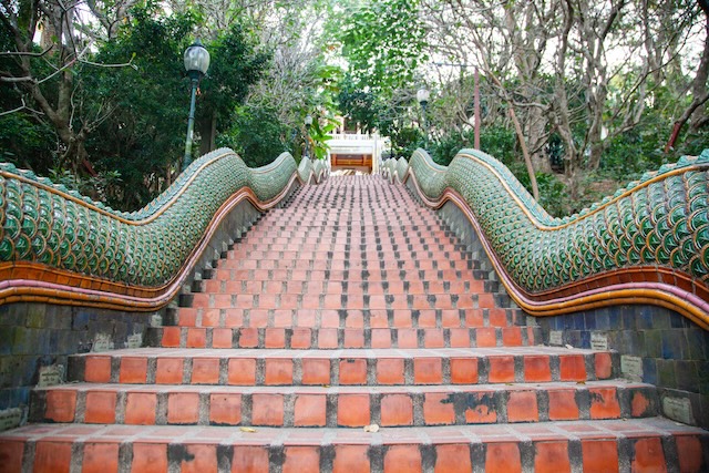 Escalier orné de nagas au temple Doi Suthep à Chiang Mai