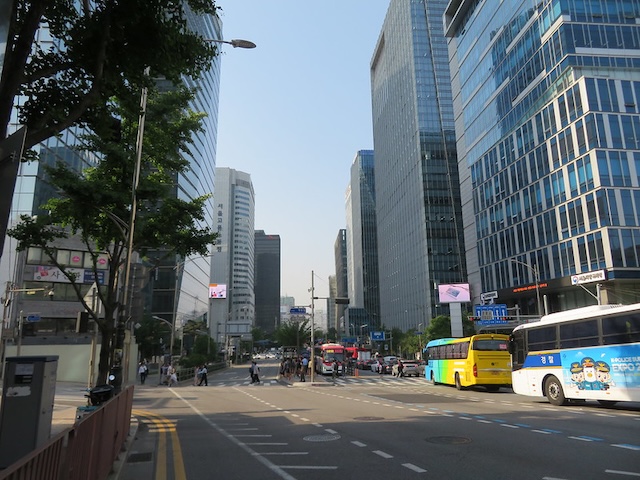 Avenue de Gangnam à Séoul avec immeubles modernes et bus colorés
