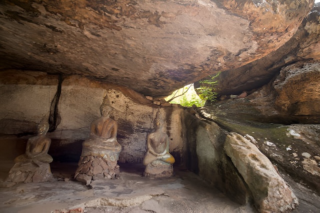 Statues de Bouddha dans une grotte naturelle du parc Phu Phra Bat en Isaan