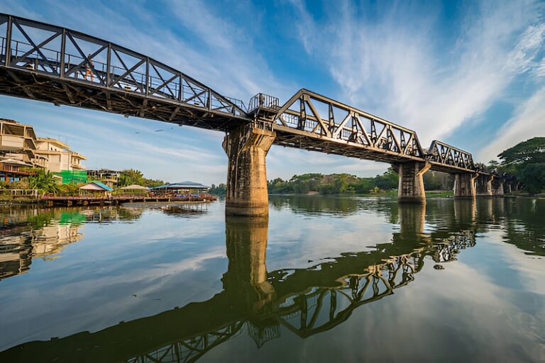 Vue panoramique du pont de la rivière Kwaï avec reflet dans la rivière, Thaïlande