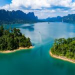 Le lac Cheow Lan entouré de montagnes calcaires et forêt tropicale dans le parc national de Khao Sok, Thaïlande