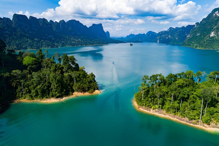 Le lac Cheow Lan entouré de montagnes calcaires et forêt tropicale dans le parc national de Khao Sok, Thaïlande