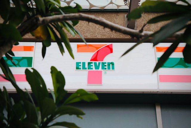 Logo 7-Eleven vu à travers des feuillages