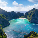 Vue aérienne de Maya Bay entourée de falaises verdoyantes et d’eaux turquoise à Krabi, Thaïlande