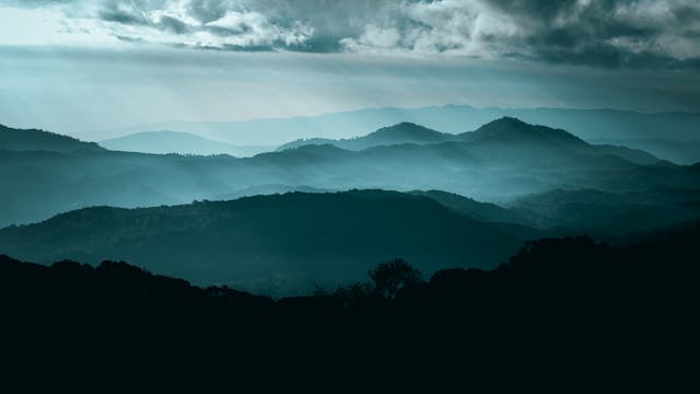 Paysage de montagnes embrumées à Chiang Mai pendant la saison fraîche