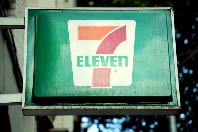 Ancien panneau 7-Eleven dans une rue thaïlandaise