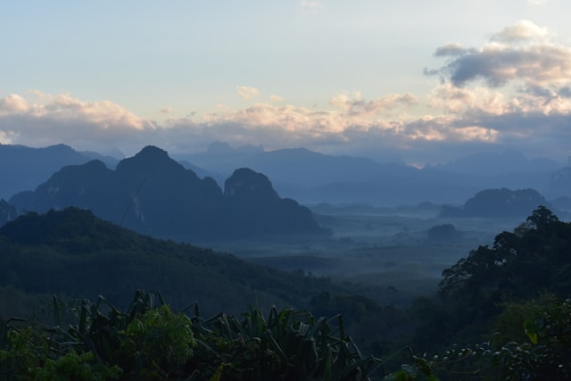 Paysage du parc national de Khao Sok au petit matin, entre jungle et montagnes embrumées