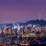 Vue panoramique de Séoul la nuit avec gratte-ciel et Namsan Tower éclairée