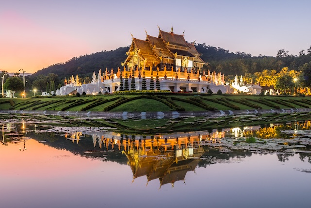 Pavillon royal de Chiang Mai au crépuscule, reflet sur l’eau