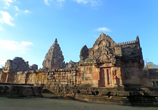 Vue du temple khmer de Phanom Rung à Buriram, site historique majeur en Isaan