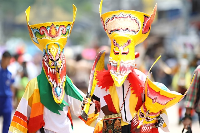 Participants costumés avec masques colorés lors du Festival Phi Ta Khon à Dan Sai, Thaïlande