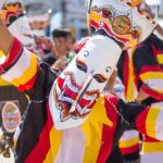 Participant masqué dansant au Festival Phi Ta Khon à Dan Sai, Thaïlande