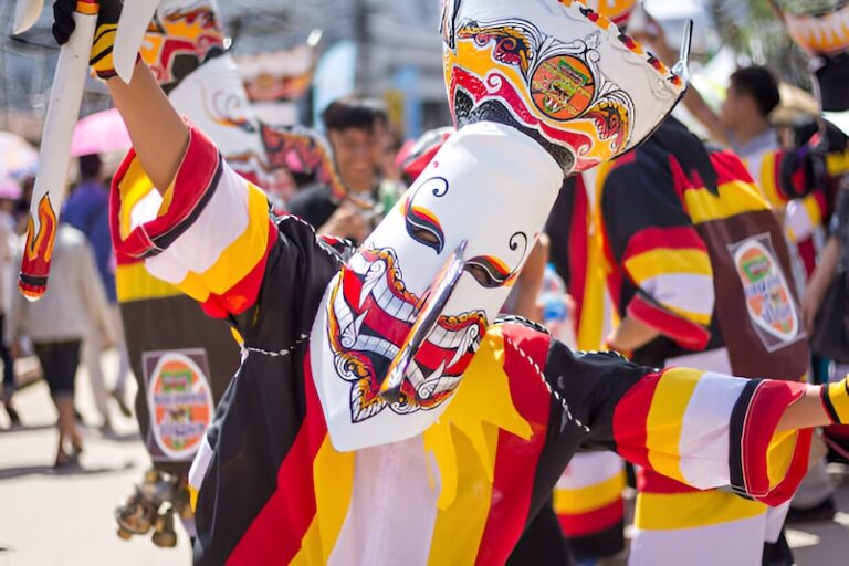 Participant masqué dansant au Festival Phi Ta Khon à Dan Sai, Thaïlande
