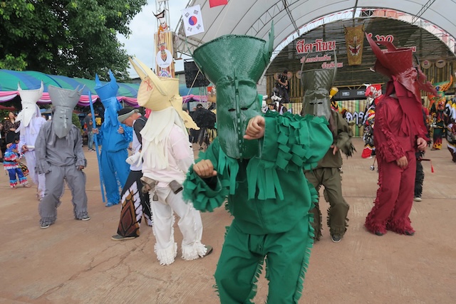 Groupe de danseurs en costumes colorés pendant le Festival Phi Ta Khon à Dan Sai, Thaïlande