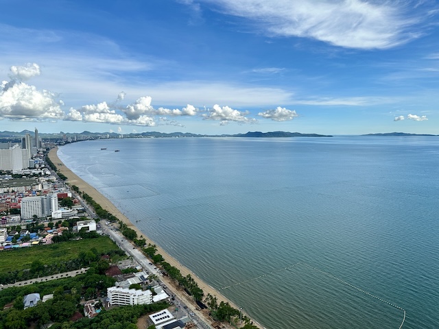 Plage de Jomtien à Pattaya vue depuis les hauteurs, avec mer calme, sable doré et buildings modernes
