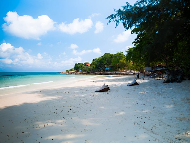 Vue de la plage de Hat Sai Kaew à Koh Samet, sable blanc et eau turquoise