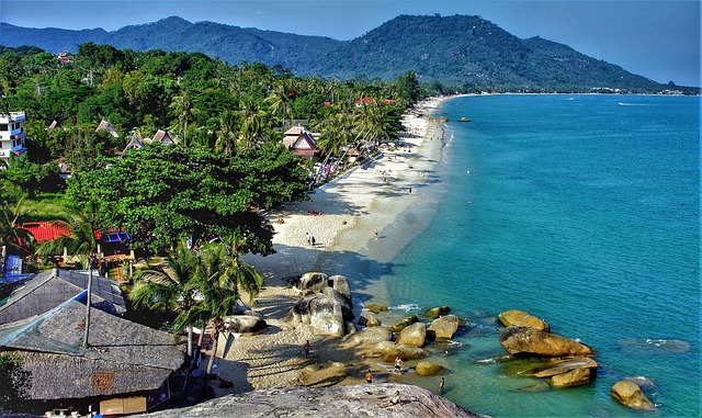 Plage de Lamai bordée de cocotiers avec des rochers et une eau turquoise à Koh Samui, Thaïlande