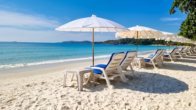 Chaises longues et parasols sur une plage tranquille de Koh Samet en Thaïlande