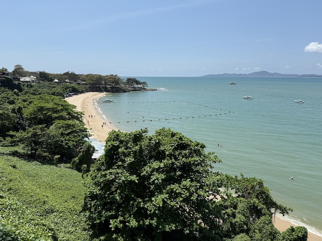 Vue en hauteur de Pratumnak Beach à Pattaya avec plage, mer turquoise et végétation luxuriante