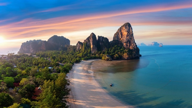 Paysage de Railay à Krabi avec falaises calcaires, cocotiers et mer turquoise