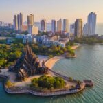 Sanctuaire de la Vérité à Pattaya vu du ciel, avec la mer et les immeubles en arrière-plan